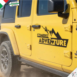 2 Adesivi Auto Personalizzati Adventure Montagna | Sticker in Vinile Laminato Resistente Intemperie e Lavaggi | Decalcomania con Nome/Associazione