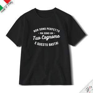 T-Shirt Personalizzata con Cognome o Professione – "Non Sono Perfetto/a, Ma..."
